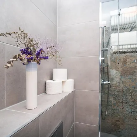 Center - Modern & Elegant *