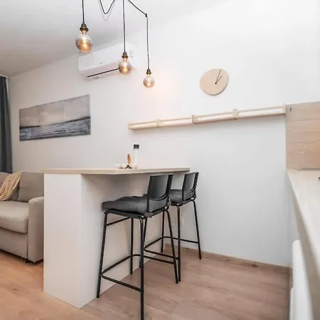 Center - Modern & Elegant *