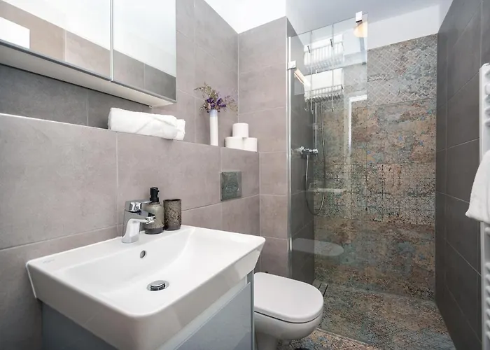 Center - Modern & Elegant *