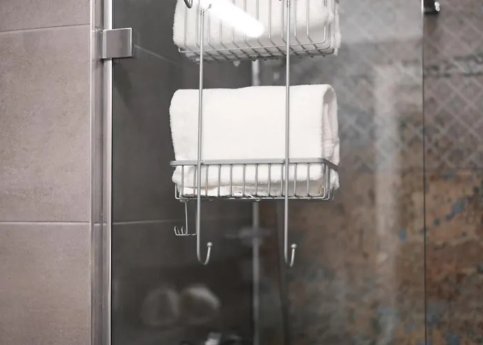 Center - Modern & Elegant