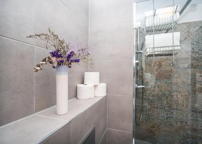 Center - Modern & Elegant *