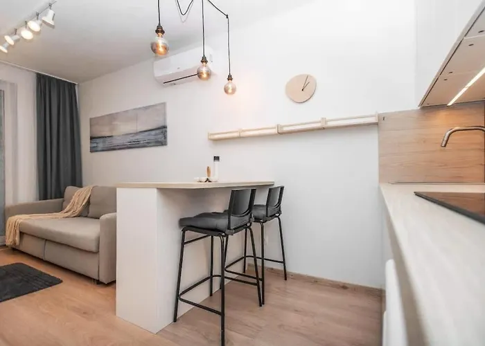 Center - Modern & Elegant *