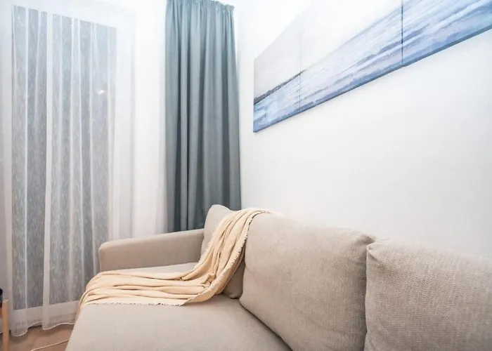 Center - Modern & Elegant