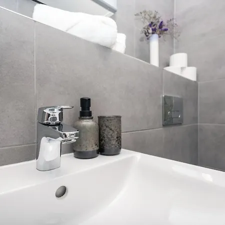 Center - Modern & Elegant 布拉迪斯拉发